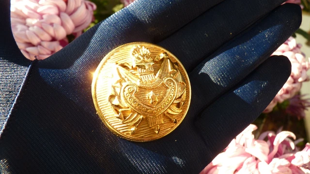 ANCIEN GROS BOUTON en MÉTAL DORÉ DE STYLE HAUTE COUTURE MODE VINTAGE