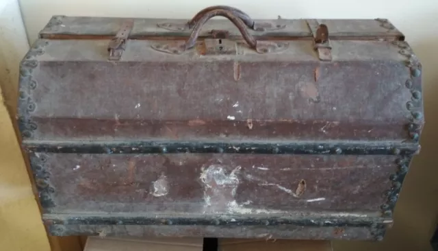 Maleta De Madera Forrada Y Con Adornos Metalicos Tipo Baul De Mano Muy Antigua,