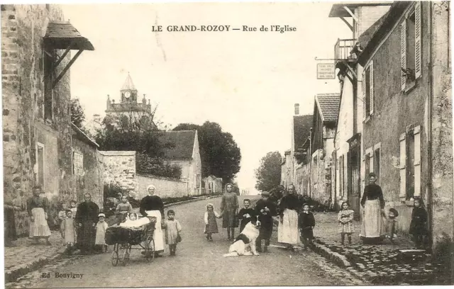 Le Grand Rozoy (02) Rue de l"Eglise. CPA Très animée et en super état.