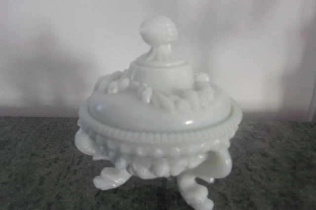Verre & Cristal - BELLE ANCIENNE POULE sur SON NID OPALINE BLANCHE BONBONNIERE ou BEURRIER VITRINE Collection déco vitrine