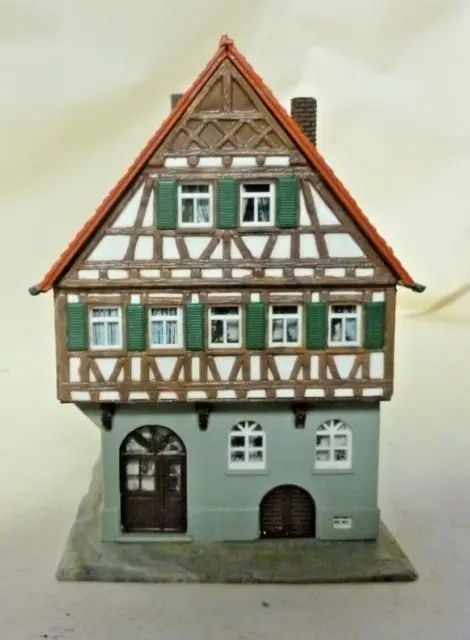 TT gauge TT120 (B) Tudor style house / cottage / pub with pavement paving Kibri