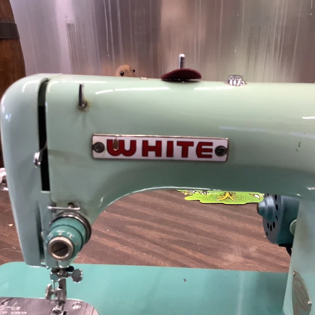 O. VINTAGE WHITE Sewing Machine Model 650 PRECISION DELUXE PARTS OR