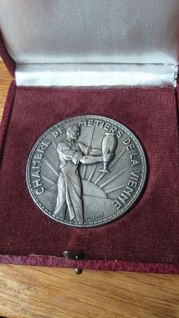 médaille style art déco par Yvan gallé , chambre de métiers de la Vienne