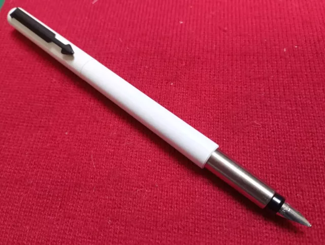 Parker Vector Fountain Pen. Ivory White/Matte Black Trim. S/S Medium Nib. DC:IIT