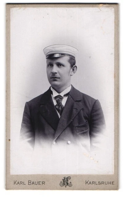 Fotografie Karl Bauer, Karlsruhe, Student im Anzug mit Schirmmütze