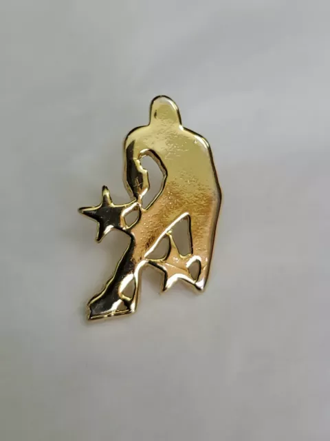 Speed Skater Silhouette Lapel Hat Jacket Pin Gold Color Metal Ice Skating