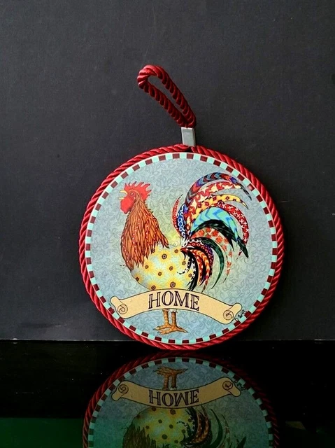 Azulejos pintados de gallo redondo para granja envueltos con cuerda torcida respaldo de corcho