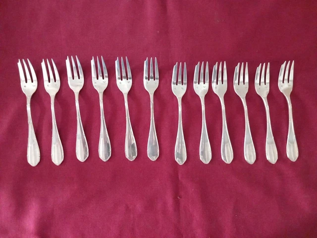 12 Fourchettes à Dessert Le Couvert Français – Métal Argenté – Motif Marly Et Filet
