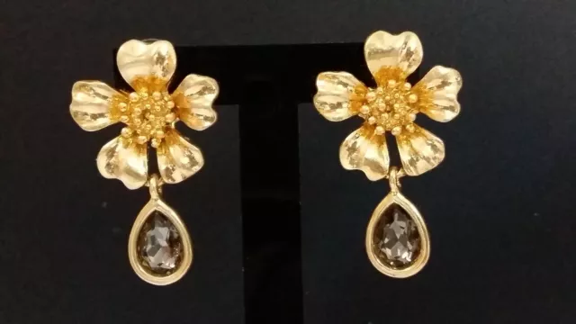 Oscar de la Renta- Boucles d'oreilles fleurs en métal doré  et goutte de cristal 3