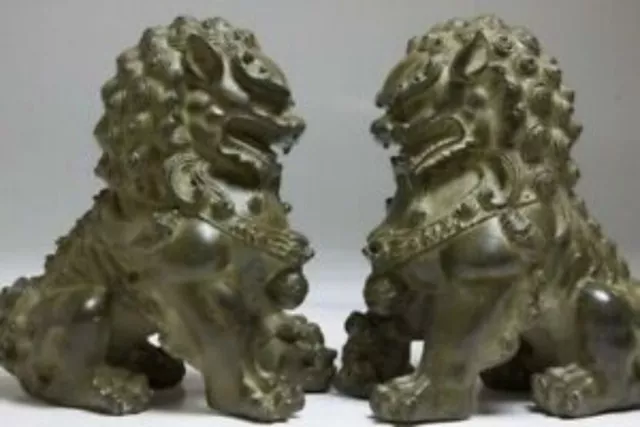 Antique Bronze Animals FengShui Fu Foo Dogs Wealth Lion Ball Head Statue Pair