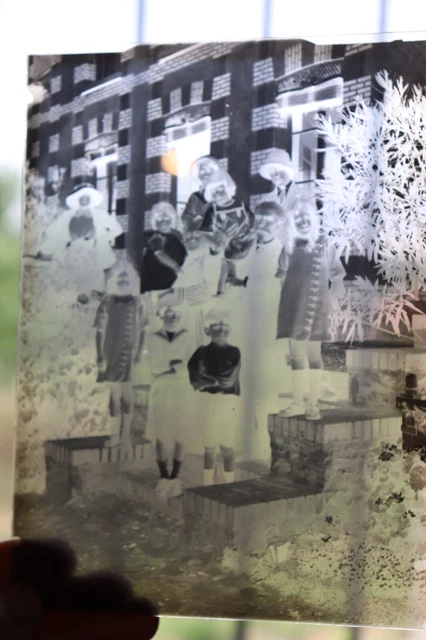photo plaque de verre négatif noir & blanc , famille