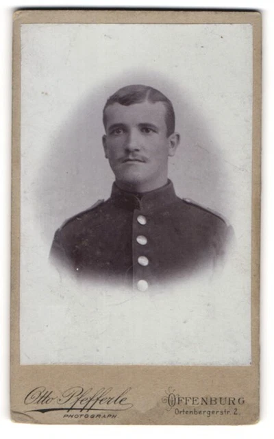 Fotografie Otto Pfefferle, Offenburg, Portrait Soldat in Uniform