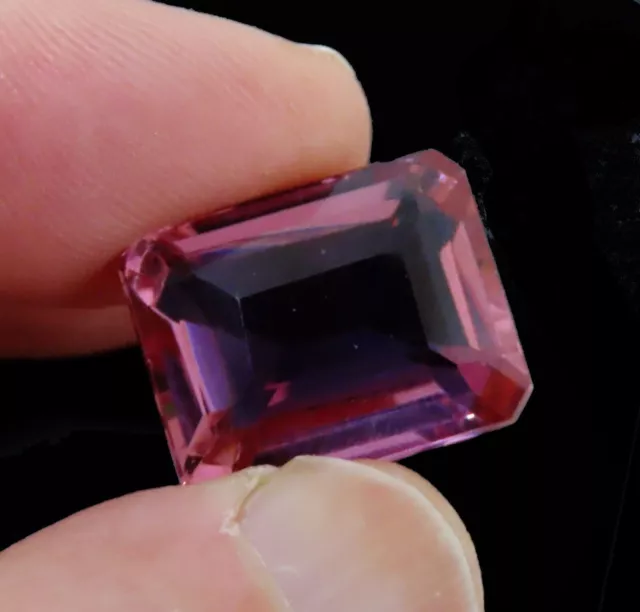 La gemme alexandrite certifiée 22 ct change de couleur avec la lumière ou...