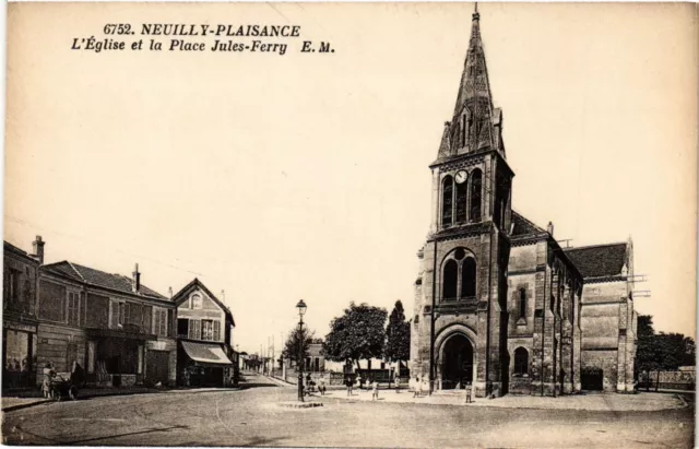 CPA Neuilly-Plaisance - L'Église et la Place Jules-Ferry (296384)