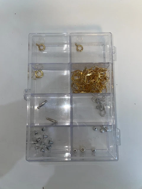 Plastikbox mit Schmuckzubehör aus Silber und Gold
