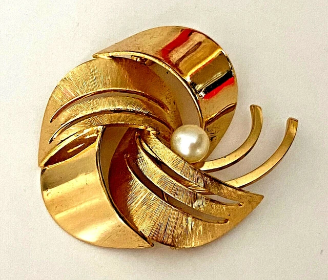 Broche Ancienne Fleur Striée Avec Perle Blanche Couleur Or 1903 - Occasion Parfaite - Sans Marque