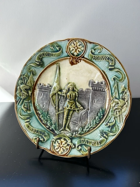 Assiette XIX ème siècle en barbotine | Selency