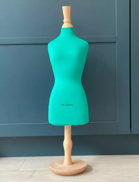 DE-LIANG grün Minikleid Form S Größe weiß Schaufensterpuppe für Puppenkleidung Schmuck