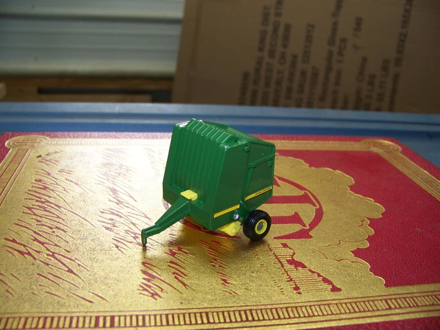 John Deere round baler w/ bale, 1/64, Ertl, Nice, displayed only, JD