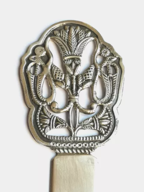 Ägyptischer Brieföffner aus Silber, durchbrochenes Motiv mit Lilien 2