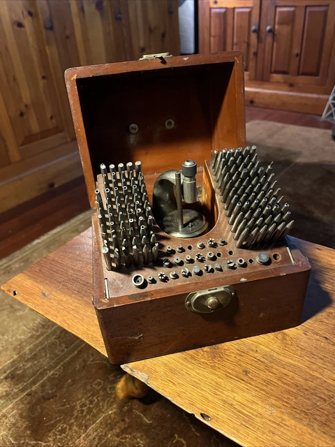 GG15879-Boîtes de voyage en étain pour bougies. 12 pièces. récipients GG15879-Boîtes de voyage en étain pour bougies. 12 pièces. récipients