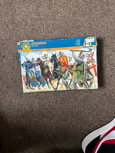 Italeri – Maquette Croisés Du XIe Siècle – Échelle 1/72 – 9 Cavaliers Et 25 Figurines – Dès 14 Ans