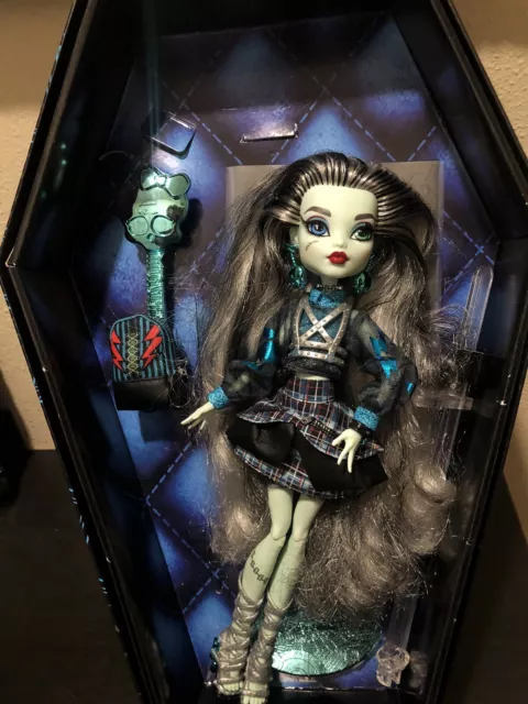 Boneca Monster High 2022 - Frankie Stein Vontageous 29cm - Mattel