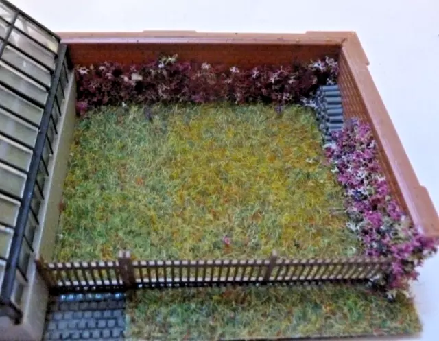 OO 00 HO gauge small garden / allotment diorama with greenhouse flowers lawn 3