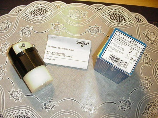 Leviton 2433 Female Twist Lock Connector, 4 Wire, 3 phase 20A 480V NEW IN BOX!