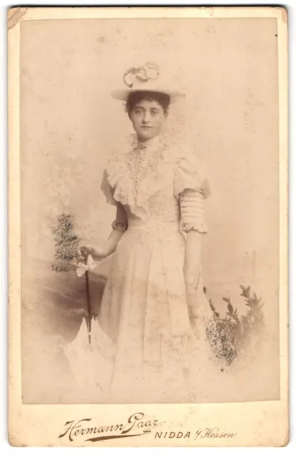 Fotografie Hermann Paar, Nidda i. H., junge Frau im weißen Kleid mit Schirm und