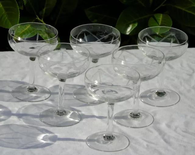 Service de 6 coupes à champagne en verre cristallin gravé.  Haut. 11,8 cm