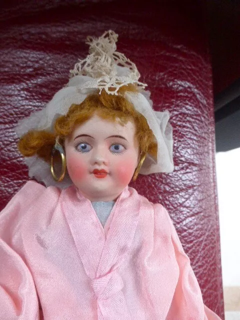 Très jolie poupée UNIS-FRANCE à tête porcelaine en costume de Sablaise 30 cm