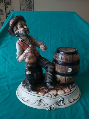 alta 26 cm UOMO CHE BEVE IL VINO STATUINA CAPODIMONTE 111 