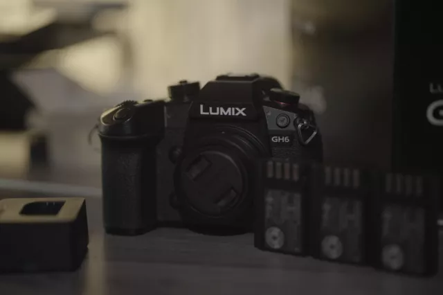 Panasonic Lumix GH6 4K 25.2MP Mirrorless Camera DC-GH6 w/3 OEM Batteries, Lens