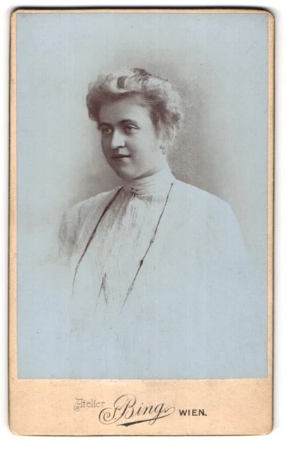 Photography Sigmund Bing, Vienna, Goldschmidgasse 4 corner Stefansplatz, young lady