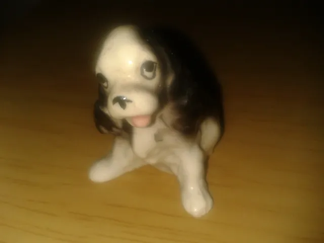 Vintage mini ceramic spaniel dog figure ornament. 3.5cm's tall. (D21f4)