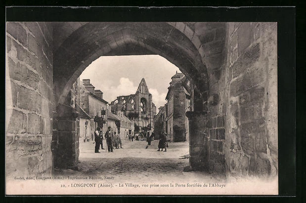 CPA Longpont, Le Village, vue prise sous la Porte fortifiée de l´Abbaye
