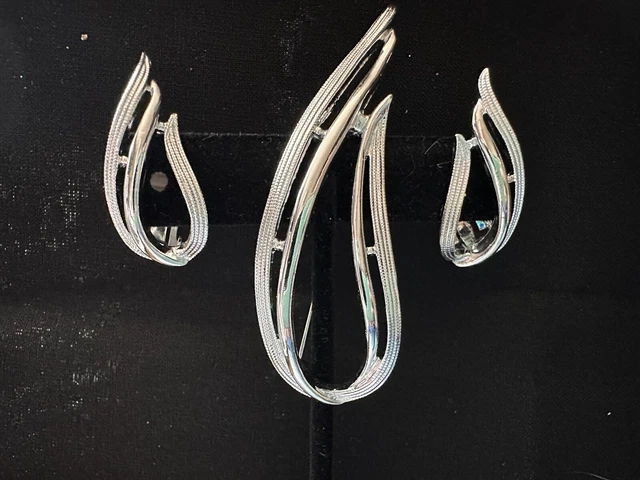 Vintage Sarah Coventry Silver Pendant And Clip On Earrings