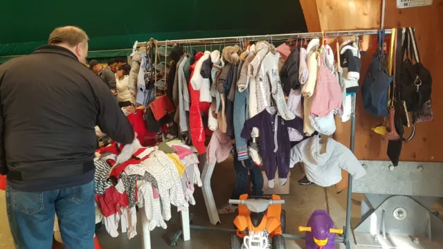Bambini neonati stock 800 pezzi da 0 a 5 anni unisex misto nuovi e usati ottimi.