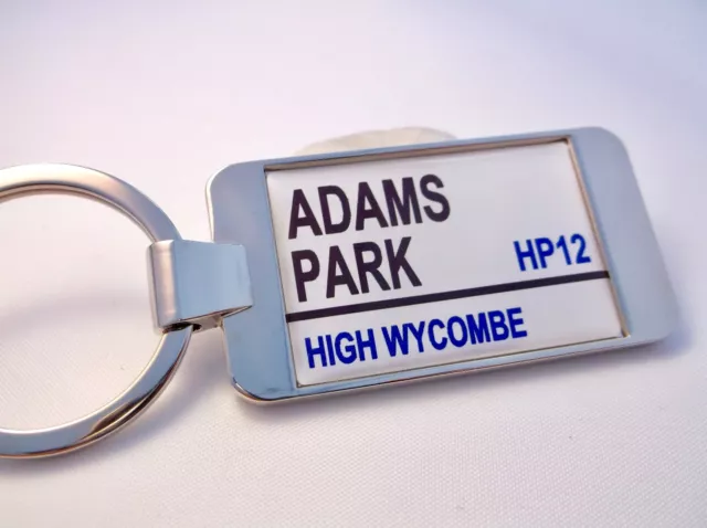 Wycombe Wanderers Stadium 'Road' Badge Rue Signe Porte Clé Porte-Clé Chaîne Gift