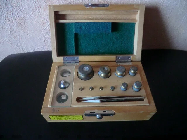 Alter Gewichtssatz (Präzisionswägestücke) in Holzbox mit Pinzette aus Messing