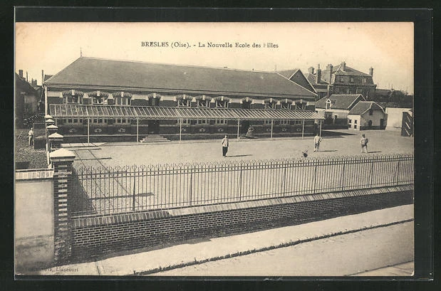 CPA Bresles, La Nouvelle Ecole des Filles, Schule avec Hof 1912