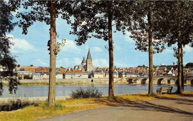 LA CHARITE-sur-LOIRE - general view, the bridge and the banks of the Loire