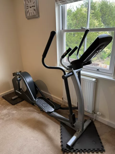 Life fitness deals 9100 cross trainer