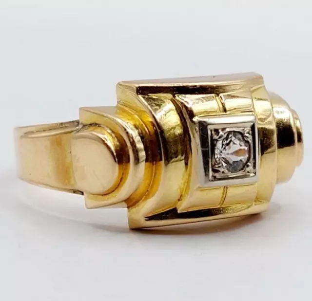 Bague tank art deco or 18k ornée d'un saphir blanc épaulé de godrons (circa 1940