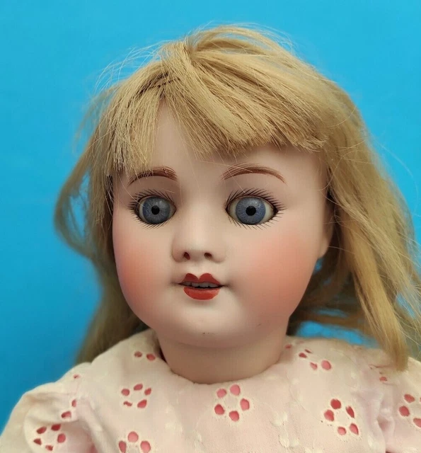 JV Montreuil : Poupée tête porcelaine, yeux bleus, bouche ouverte, oreilles percées