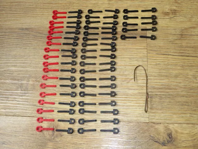 82 x Carrera Servo 140 Bahnstückverriegelungen  18 x rot 64 x schwarz Verbinder