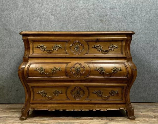 Exceptionnelle commode Tombeau galbée toutes faces style Louis XV en bois massif