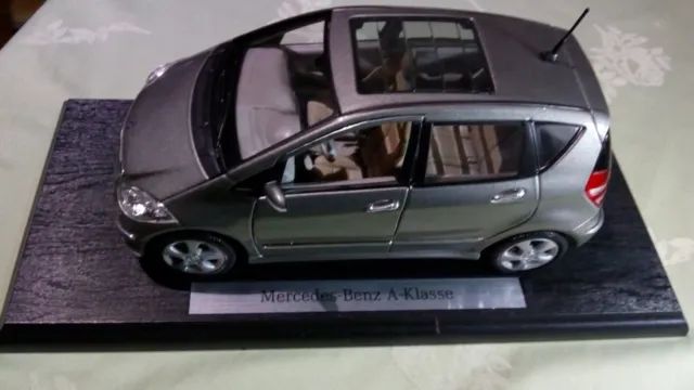 Mercedes-Benz  A-Klasse 1:18 Silbermetalic neu+Verpackung von Mercedes orginal