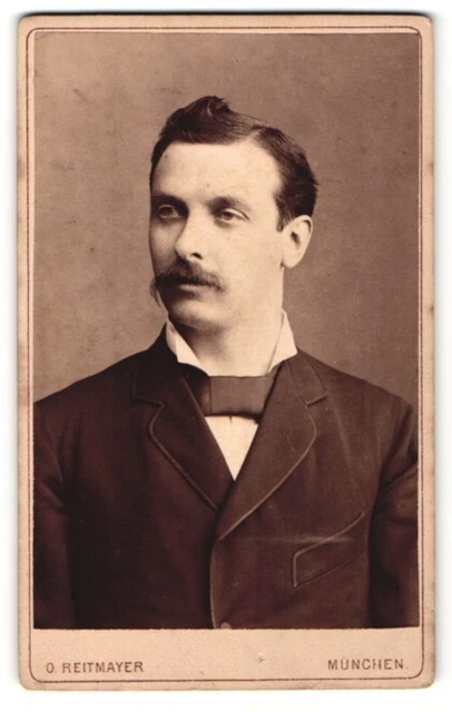 Fotografie Otto Reitmayer, München, Herr mit Schnurrbart und in Anzug mit Stehk